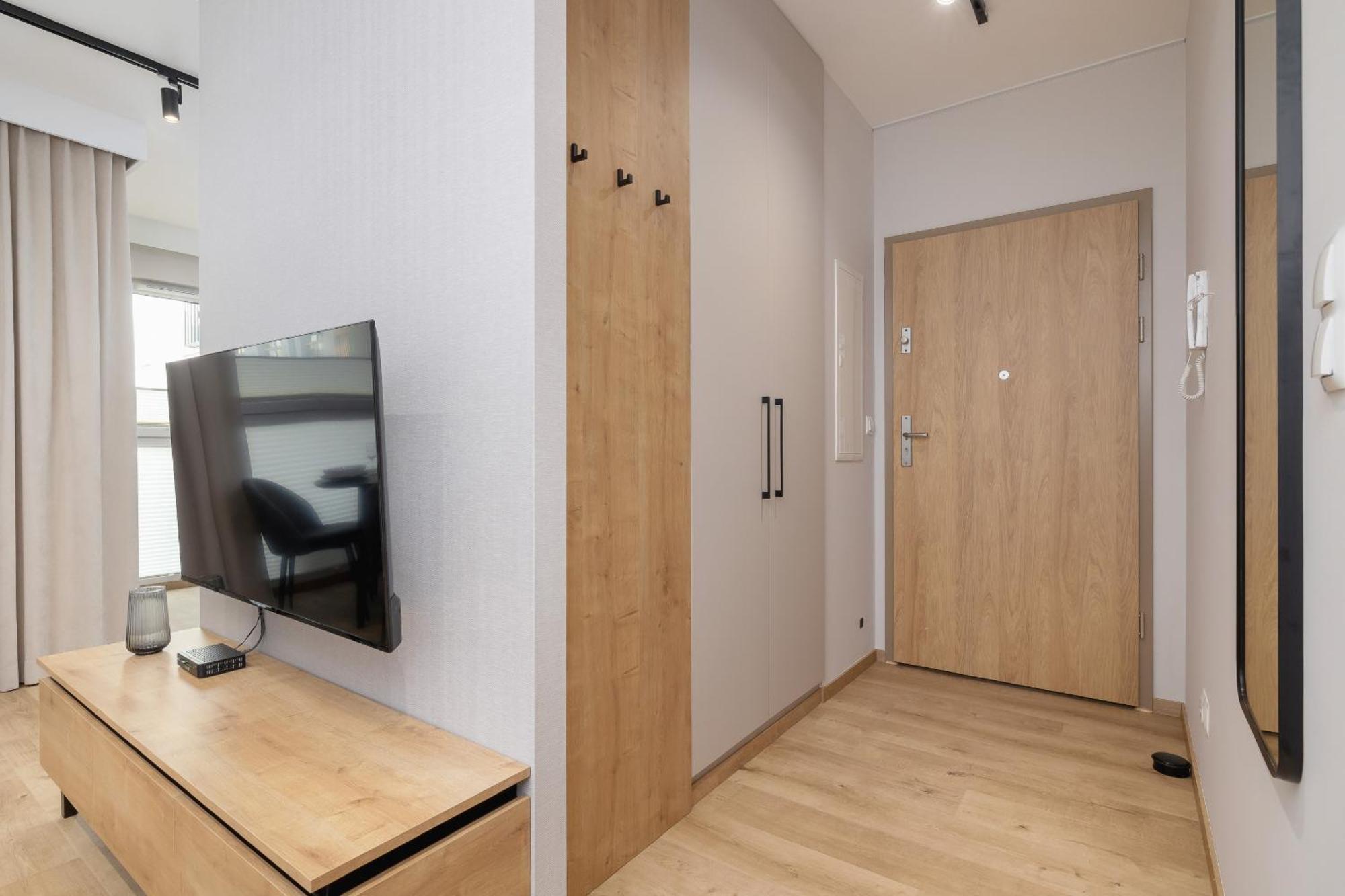 Bright Apartment In Krakow With Garden, Air Conditioning, Parking And Desk By Renters Prestige Ngoại thất bức ảnh