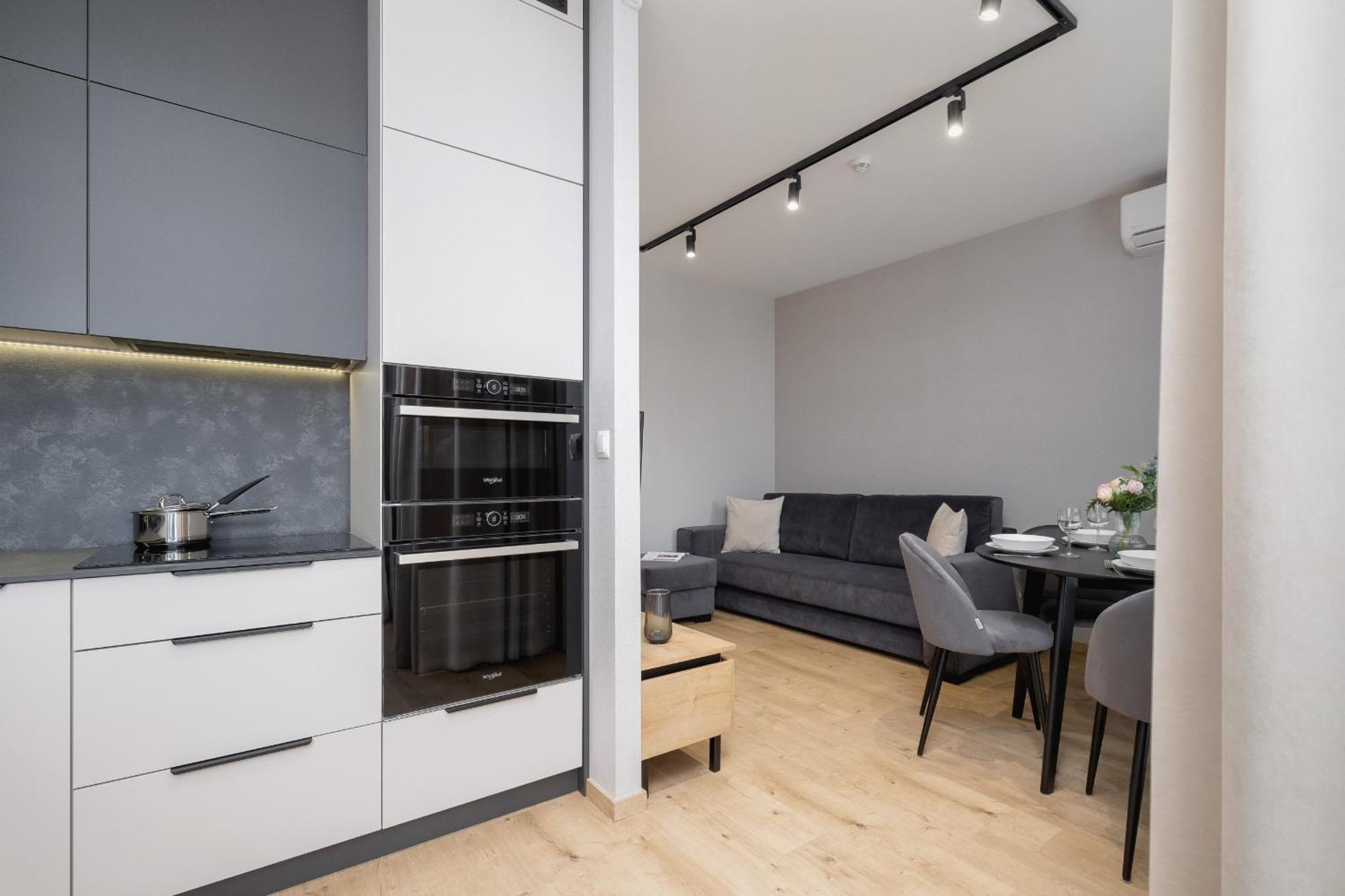 Bright Apartment In Krakow With Garden, Air Conditioning, Parking And Desk By Renters Prestige Ngoại thất bức ảnh