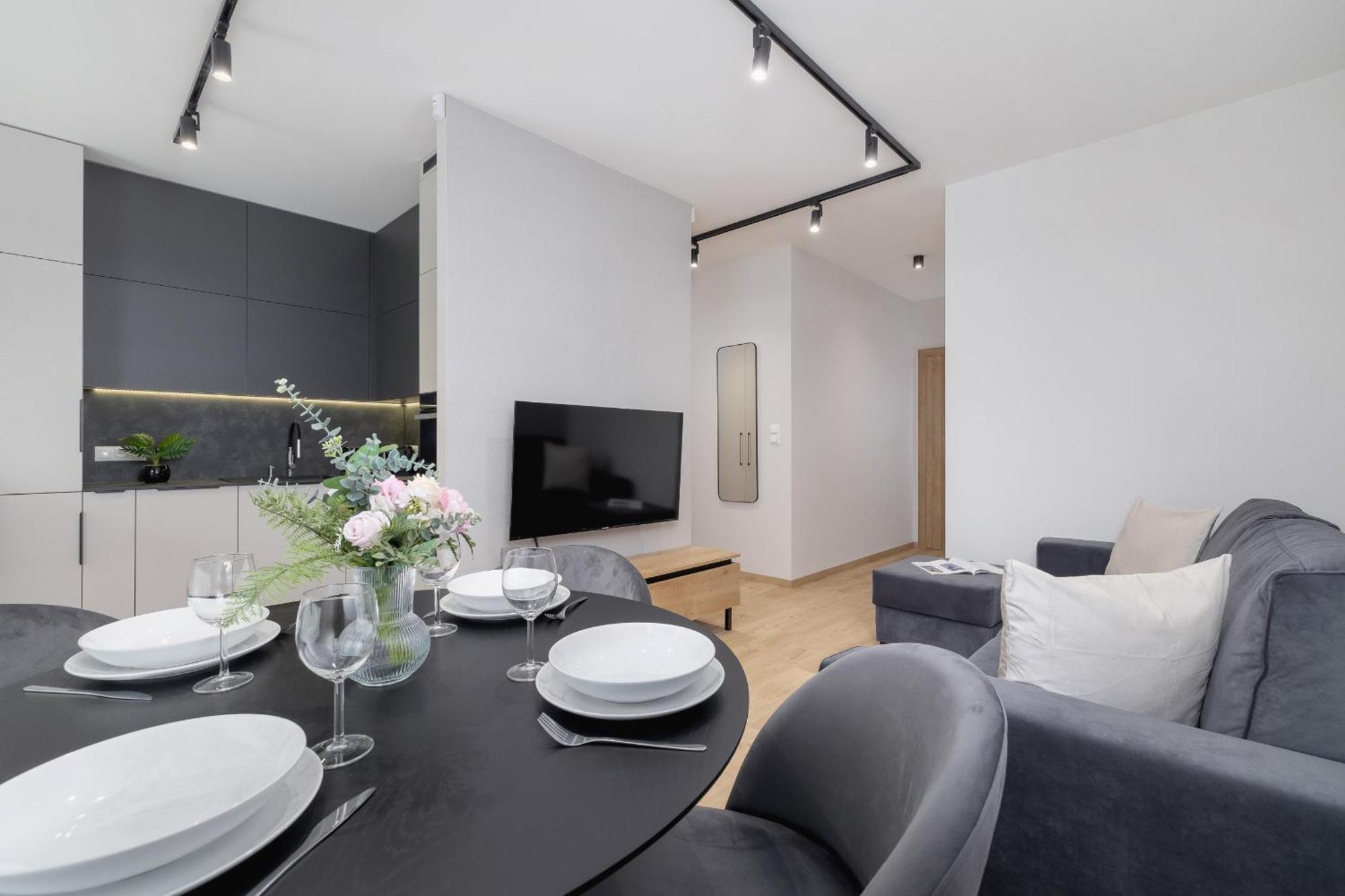 Bright Apartment In Krakow With Garden, Air Conditioning, Parking And Desk By Renters Prestige Ngoại thất bức ảnh