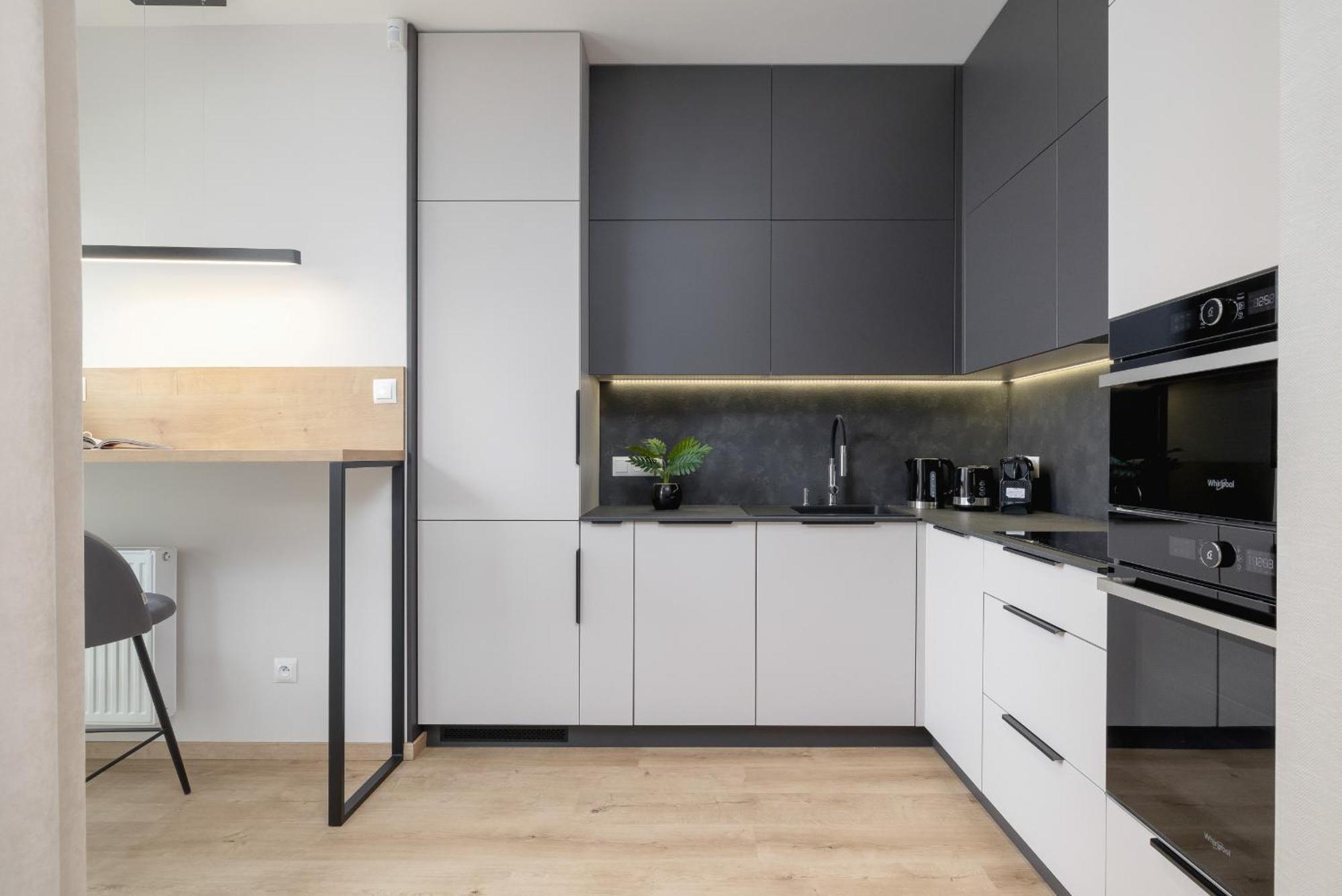 Bright Apartment In Krakow With Garden, Air Conditioning, Parking And Desk By Renters Prestige Ngoại thất bức ảnh