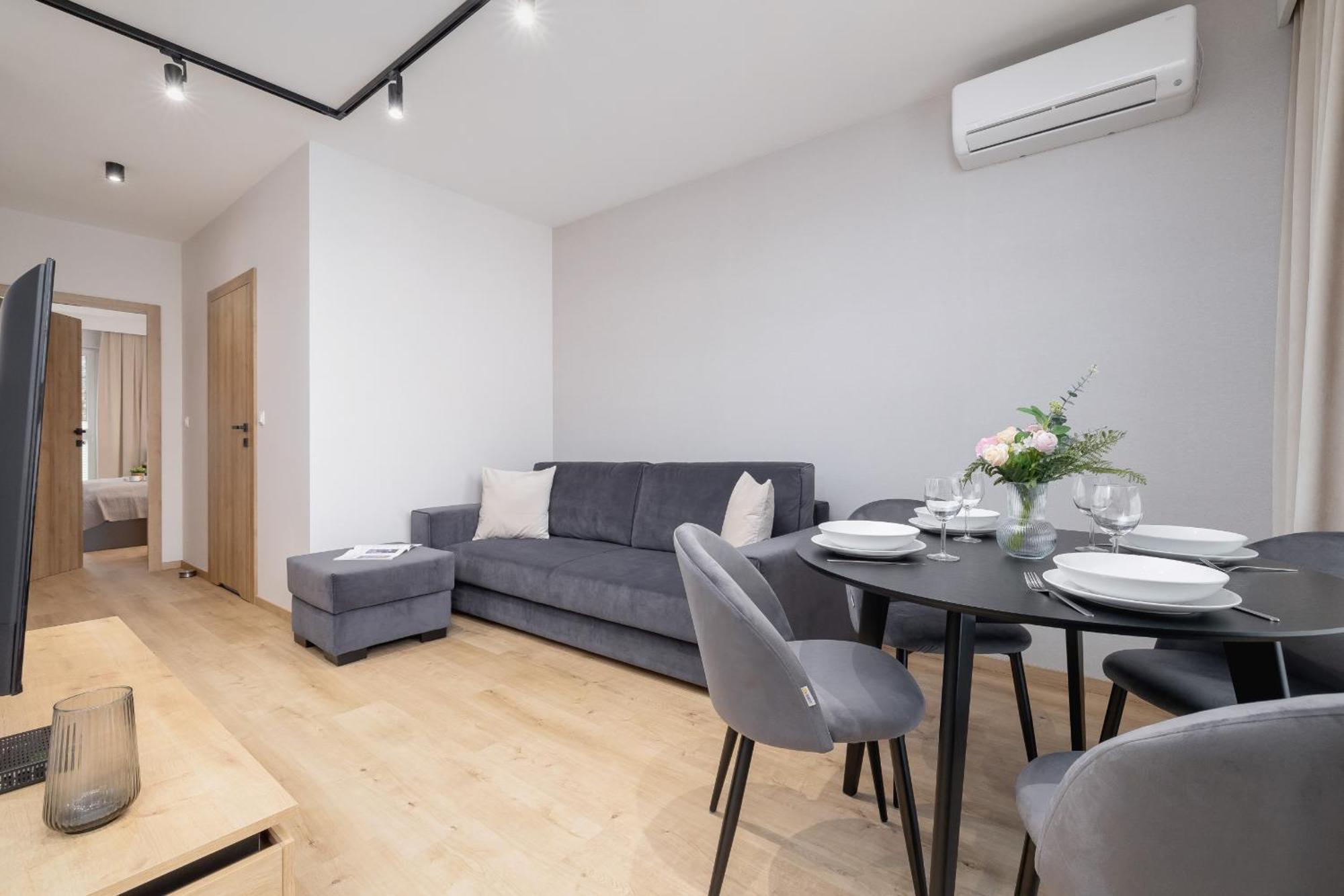 Bright Apartment In Krakow With Garden, Air Conditioning, Parking And Desk By Renters Prestige Ngoại thất bức ảnh
