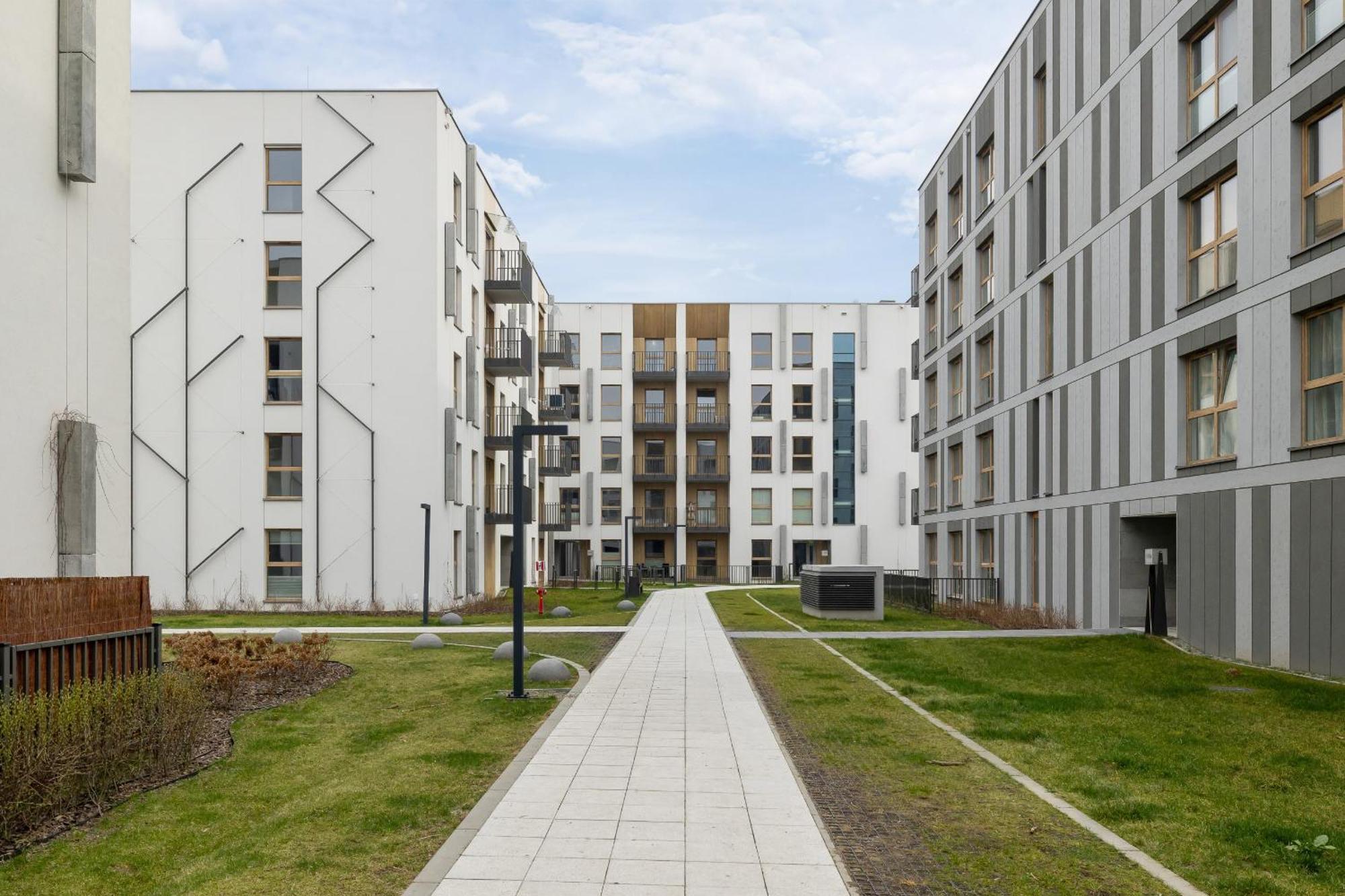 Bright Apartment In Krakow With Garden, Air Conditioning, Parking And Desk By Renters Prestige Ngoại thất bức ảnh